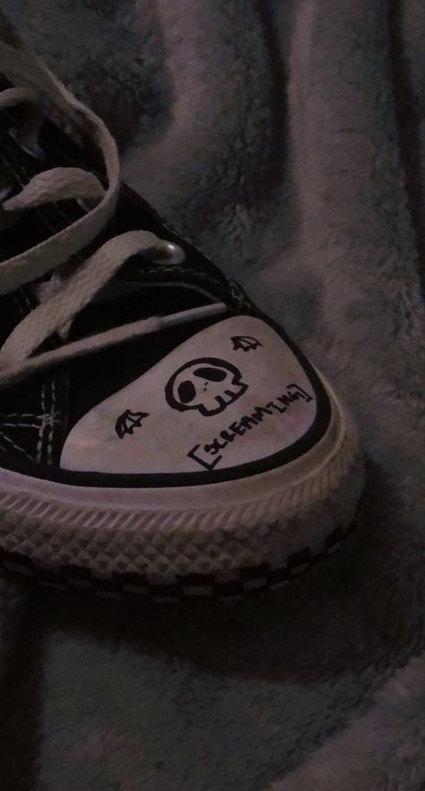 Drawing On Converse Grunge, Drawing On Converse, Drawing On Shoes, Converse Drawing, Doodle Shoes, Shoe Drawings, Sharpie Shoes, Converse Design, Converse Aesthetic