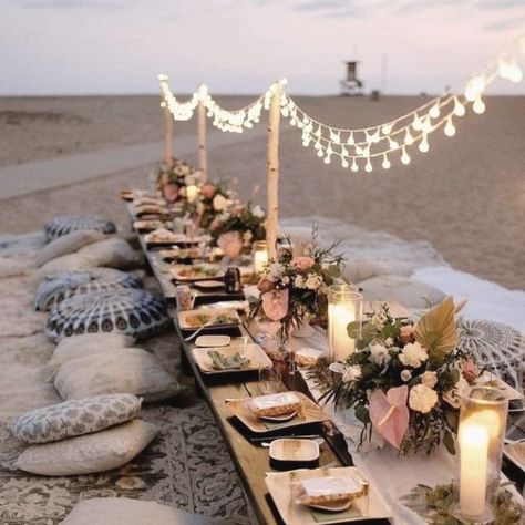 Packed Party Birthday, Beach Birthday Dinner Ideas, Beach Picnic Bridal Shower Ideas, Beach Dinner Ideas Decor, Beach Picnic Decor, Boho Backyard Dinner Party, Birthday Party On The Beach, Low Picnic Table, Beach Picnic Table