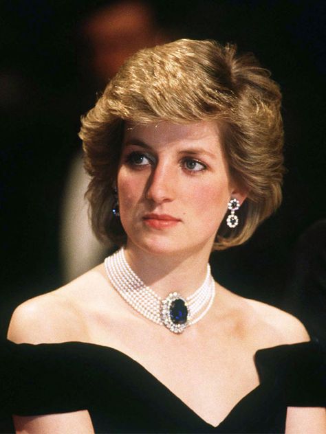 Diana de Gales: sale a subasta el vestido de terciopelo con el que bailó con John Travolta Princess Diana Jewelry, Diana Princesa, Diana Queen, Princess Diana Hair, Princess Diana Fashion, Princess Diana Family, Princess Diana Photos, Princess Diana Pictures, Princes Diana