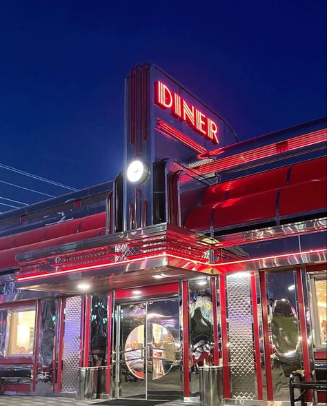 Vintage Diners 1950s, 1950s Diner Exterior, Vintage Diner Exterior, Retro Restaurant Exterior, Diner Asthetic Picture, Sock Hop Aesthetic, 60s Diner Exterior, 50s Aesthetic Diner, 50s Style Diner