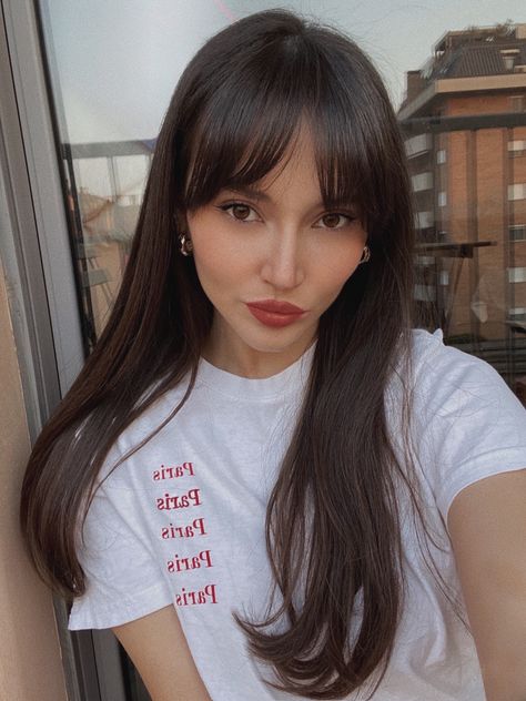 Long Brown Hair With Layers And Bangs, French Girl Bangs Long Hair, French Girl Hair Bangs, French Fringe Long Hair, Brunette Hair Bangs, Long Brunette Hair With Bangs, French Bangs Medium Hair, Brunette Bangs Long Hair, French Bangs Long Hair