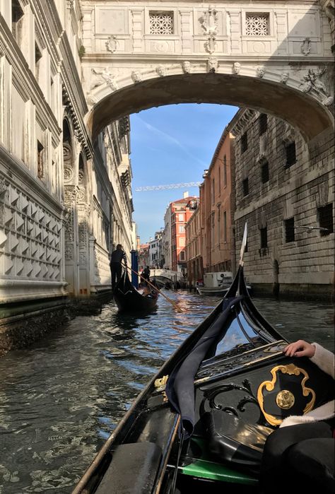 Venice Italy Aesthetic Couple, Venice Winter Fashion, Shopping In Italy Aesthetic, Florence Aesthetic Outfit, November In Italy, Italian Winter Aesthetic, Florence Italy Winter, Venecia Aesthetic, Italy Trip Aesthetic