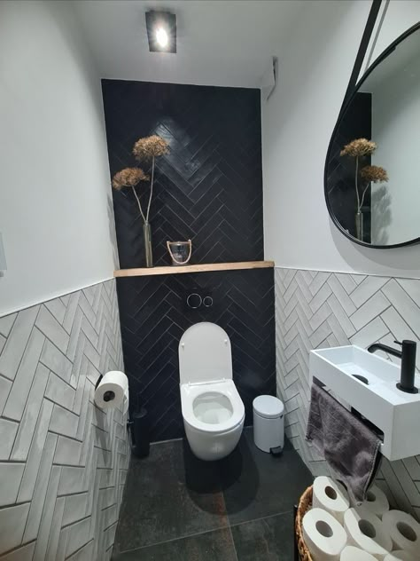 Black Tile Toilet Room, Small Wc Ideas, Small Toilet Ideas, Guest Toilet Ideas, Tiny Utility, Wc Black, Wc Decor, Small Wc, Powder Bathroom Ideas