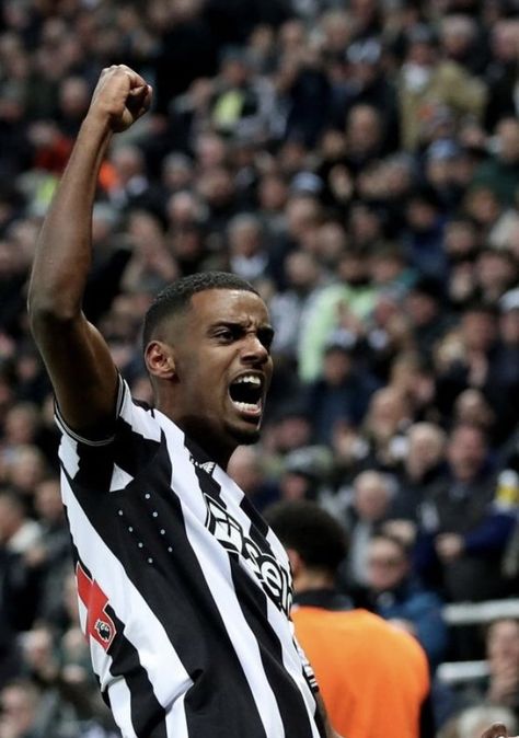 GAMECHANGER - Alexander Isak with the leveller Alexander Isak, United Wallpaper, Newcastle United, Media Platform, Manchester City, Football Soccer, Newcastle, This Man, Premier League