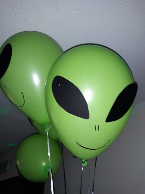 from Hannah's surprise party Alien Balloons, Mib Costume, Kepler 22b, Alien Costumes, Gleep Glorp, Aliens Guy, Alien Party, Astronaut Birthday, Alien Costume