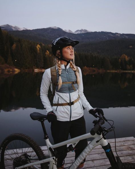 Mountain Bike Outfit Woman, Bike Outfits Women, Mountain Biking Outfit, Biking Outfits, Cycling Inspiration, Bike Outfits, Mountain Biking Women, Cycling Girl, Late To The Party