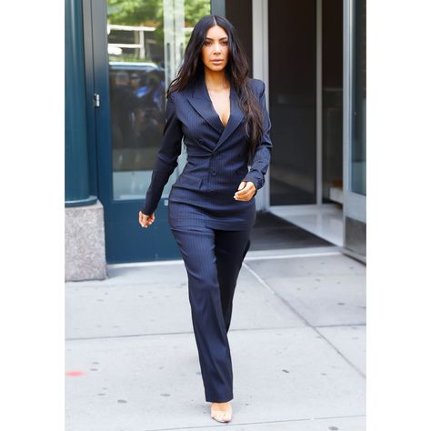 In Vintage Jean Paul Gaultier - In New York City, 2017 Celebrity Style Casual Spring, Kim Kardashian Blazer, Celebrity Style Jeans, Celebrity Winter Style, Celebrity Summer Style, Law Life, Estilo Kim Kardashian, Celebrity Style Men, Chic Minimalista