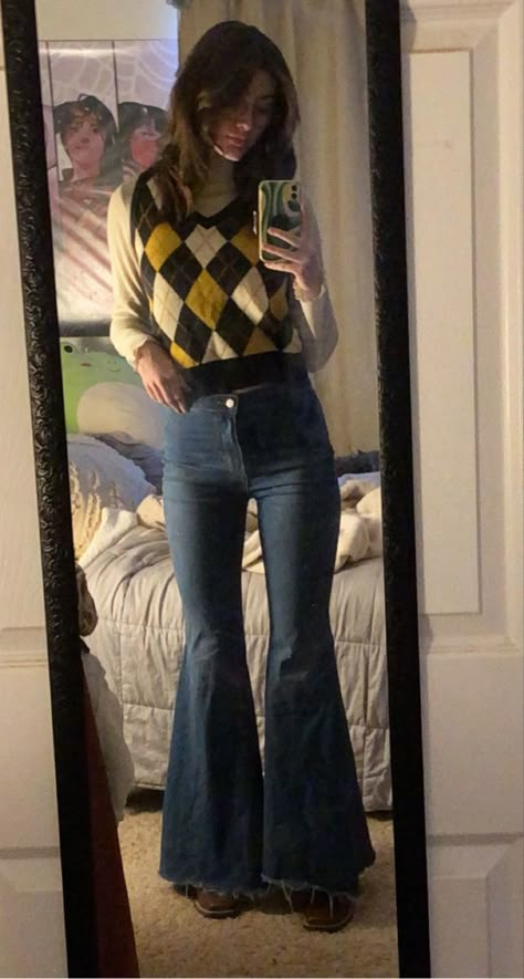 Simple 70s Outfit Party, Aesthetic Bell Bottom Jeans Outfit, Bellbottom Pants Outfits Aesthetic, 70s Outfit Bell Bottoms, Bellbottom Jean Outfits 70s, 70s Outfit Aesthetic Vintage, 70 Winter Fashion, 70s Outfit With Bell Bottoms, Bellbottoms Outfits 90s