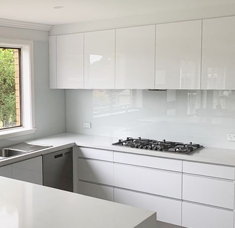 Simple Splashback Ideas, Kitchen With Glass Splashback, White Kitchen Glass Backsplash, White Kitchen Apartment Ideas, White Glass Splashback, Glass Splash Back Kitchen, White Kitchen Coloured Backsplash, Acrylic Splashback Kitchen, Modern Splashback Kitchen