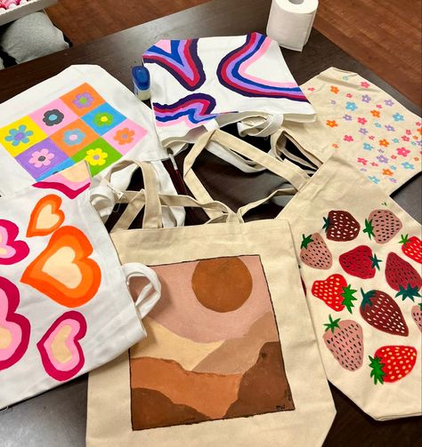 Summer Activities Aesthetic, Tote Bags Diy, Activities Aesthetic, Decorated Tote Bags, Diy Tote Bag Design, Painted Canvas Bags, Handpainted Tote, Tote Bag Inspo, Tote Bag Painting