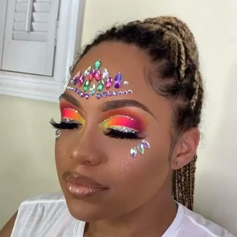 Carnival Makeup Crew on Instagram: “✨Stunning! Do you prefer this look WITH or WITHOUT gems? #LaborDay2019 #MiamiCarnival2019 ⠀⠀⠀⠀⠀⠀⠀⠀⠀ 💄: @flexmurdaa 🇺🇸👈🏾Follow the glam!…” Carnival Looks Makeup, Carnaval Makeup Ideas, Mardi Gras Make Up, Trinidad Carnival Makeup, Carnival Makeup Caribbean, Carnival Makeup Looks, Caribana Makeup, Parade Makeup, Halloween Runway