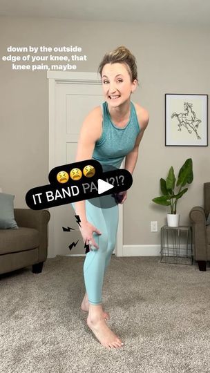 It Band Stretches Knee Pain, Stretches For Knee Pain, Banded Squats, It Band Pain, Stretches For Knees, Bursitis Hip, Shoulder Stretches, It Band Stretches, Fire Hydrants