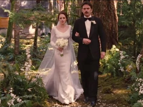 Bella Wedding Dress Twilight, Bella Swan Wedding Dress, Twilight Wedding Dresses, Bella Wedding Dress, Bella Y Edward, Billy Burke, Charlie Swan, Twilight Wedding, Swan Wedding