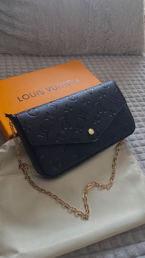 Lv Bags Aesthetic, Designer Bags Aesthetic, Louis Vuitton Bag Aesthetic, Lv Pochette, Sac Louis Vuitton, Girly Car Accessories, Mom Bags, Luxury Bags Collection, Cute Birthday Gift