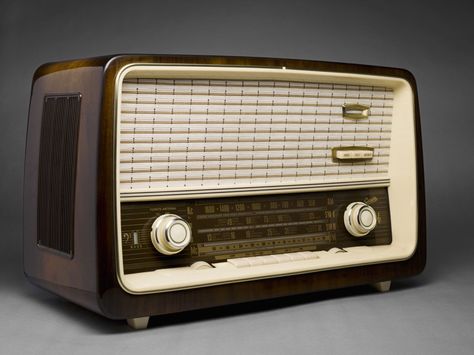 Decorar tu hogar con radios antiguas - https://www.decoora.com/decorar-hogar-radios-antiguas/ Radio Design, Retro Radios, Old Radio, Radio Vintage, Retro Radio, Juke Box, Shine The Light, Antique Radio, Jukeboxes