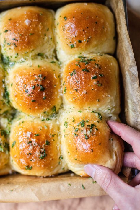 These soft, buttery pull-apart rolls are nothing short of divine. Bring them to your next holiday event, game day celebration, or dinner party as a special treat. Garlic Buns Pull Apart, Pull Apart Sliders Recipes, Garlic Parmesan Dinner Rolls, Garlic Butter Rolls Recipe, Garlic Bread Dinner Rolls, Garlic Bread Sliders, Cheesy Garlic Rolls, Pull Apart Garlic Rolls, Pull Apart Buns