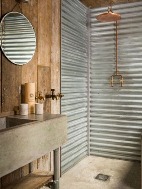 image Rustic Tiny Cabin, Bilik Air, Rough Luxe, Cabin Bathrooms, Rustic Bathroom Designs, Industrial Bathroom, Student House, Rustic Bathrooms, Decor Baie