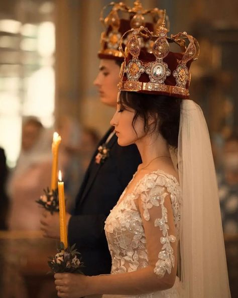 Christian Veils, Wedding Gown Trends, Christian Photography, Russian Wedding, Orthodox Wedding, Christian Couples, Church Pictures, Braut Make-up, Christian Wedding