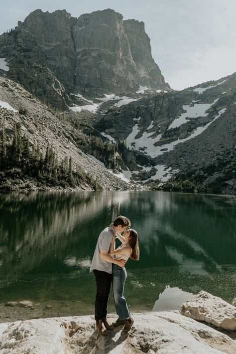 Colorado Mountain Engagement Photos, Rocky Mountain National Park Engagement, Colorado Lakes, Mountain Photoshoot, Lake Instagram Pictures, Boat Pictures With Friends, Lake Engagement Photos, Mountain Couple, Adventure Engagement Photos