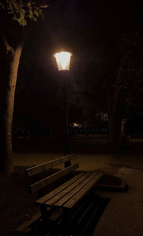 Dark Park Aesthetics, Light Post Wallpaper, Lead Lines Photography, Street Dark Aesthetic, Dark Street Aesthetic Night, Street Light Wallpaper, Street Light Aesthetic, Street Light Photography, Dark Night Background