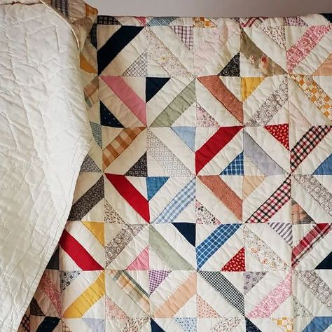 All White Quilt, White On White Quilts Pattern, Green And White Quilt, Quilt Stitch Patterns, Yellow Quilt Bedroom, Classic Quilt Patterns, Valentines Day Quilt, Pink And Yellow Quilt, Quilt Aesthetic