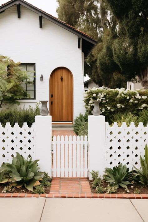 4 Ft Front Yard Fence, Big Fenced In Backyard, Front Porch Fence Ideas, Fence Backyard Ideas, White Picket Fence Front Yard, Modern Picket Fence, Front Yard Privacy Landscaping, Barbie Garden, Front Entry Landscaping