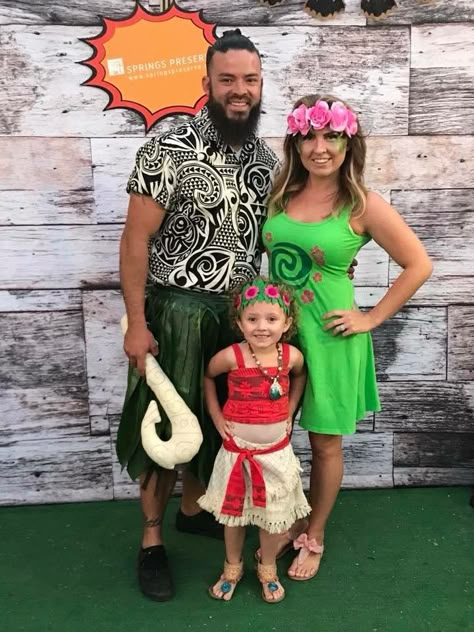 Moana family Halloween costume ideas. DIY Maui costume. DIY heart of tefiti costume. Moana costume ideas. Family costume ideas. Maui fishhook. Halloween Moana, Moana Halloween, Moana Halloween Costume, Couple Costumes For Halloween, Family Themed Halloween Costumes, Party Halloween Costumes, Festa Moana Baby, Moana Theme, Themed Halloween Costumes