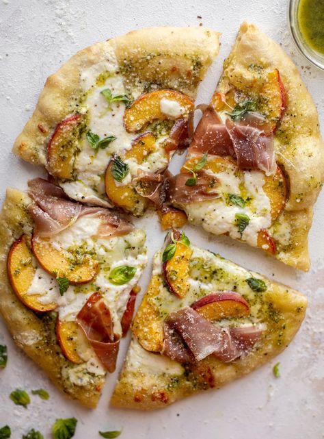 Pesto Peach Pizza with Prosciutto - Pesto Peach Pizza with Burrata Peach Prosciutto, Peach Pizza, Burrata Pizza, Ricotta Pizza, Prosciutto Pizza, Arugula Pesto, Pistachio Pesto, Pesto Pizza, Grilled Pizza