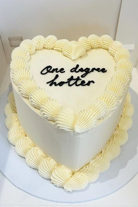 Whether you’re looking for graduation cake designs for a college grad or a high school grad, I highly recommend you check these out. All the graduation cake ideas they show helped my so much. Graduation Cake Designs, Graduation Cake Ideas, College Grad Party, Royal Cakes, Masters Graduation, Graduation Party Cake, Grad Cake, Graduation Party Diy, Graduation Party Themes