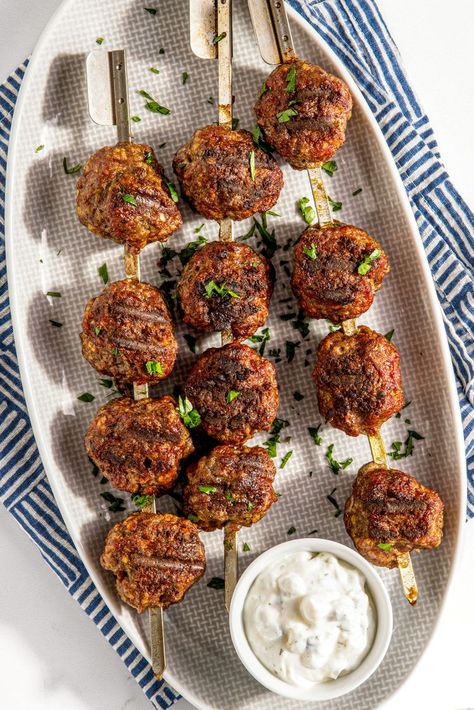 30 And Thriving, Meatball Meatloaf, Greek Meatballs Recipe, Grilled Meatballs, Meatball Skewers, Cow Recipes, Beef For Dinner, Food For Two, Greek Meatballs