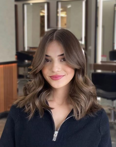 Rambut Brunette, Brown Hair Looks, Brown Hair Inspo, Brunette Hair With Highlights, Hairstyles For Layered Hair, Hair Color Light Brown, Brown Hair Balayage, Light Hair Color, Hair Stylies