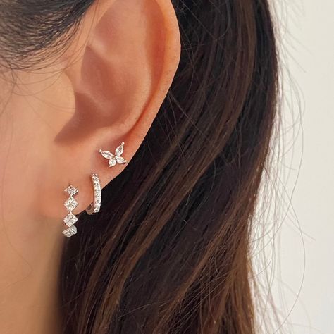 Silver Earring Stack Simple, Ear Piercing Inspo Simple, Silver Earring Stacks, Dainty Silver Jewelry Aesthetic, Silver Jewelry Aesthetic Earrings, Earring Inspo Silver, Pearcing Ideas, Silver Ear Piercings, Earrings Aesthetic Silver