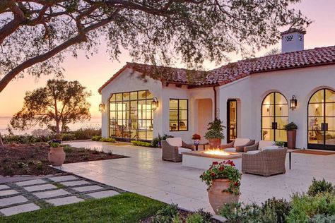 Timeless Mediterranean Style Villa with Elegant Simplicity - Montecito, Santa Barbara, California Spanish House Exterior, Spanish Villa Home, Spanish Style Home Exterior, Santa Barbara Style Homes, Style Hacienda, Spanish Mediterranean Homes, Oc California, Mediterranean Homes Exterior, Santa Barbara Style