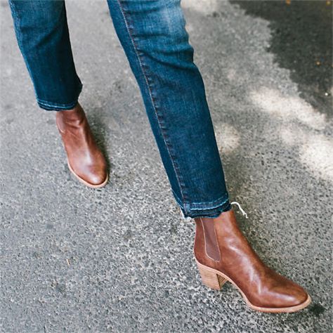 Madewell Denim Report: How To Style Jeans, Denim Dictionary, and More Cowgirl Ankle Boots Outfit, Outfit Pull, Ankle Boots Outfit, Madewell Outfits, Madewell Boots, Cowgirl Ankle Boots, Straight Leg Jeans Outfits, Cool Brown, Heeled Chelsea Boots