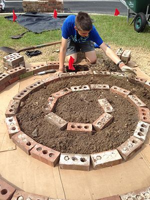 A Master Gardener Volunteer building a spiral herb garden with bricks. Spiral Garden Bed Ideas, Circle Herb Garden, Spiral Herb Garden Diy, Spiral Herb Garden Ideas, Round Garden Design, Herb Spiral Garden, Zone 3 Gardening, Intensive Gardening, Garden Spiral