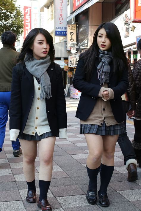 奇跡の美人2ショット🙆 でも、揃って物凄い短足🙅 Short Legs Outfit, Legs Outfit, Yearbook Quotes, Images Kawaii, Japanese School, Long Torso, Japanese Women, High School Seniors, Japanese Fashion