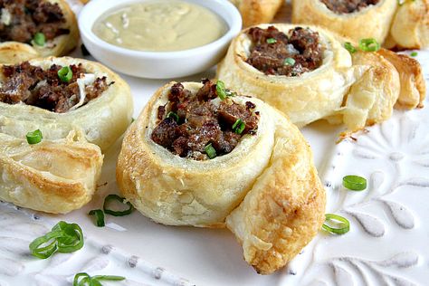 Downtown Abbey Party, Downton Abbey Food, Downton Abbey Dinner, Downton Abbey Recipes, Sausage Pinwheels, Downton Abbey Party, English Recipes, Fingerfood Party, British Recipes