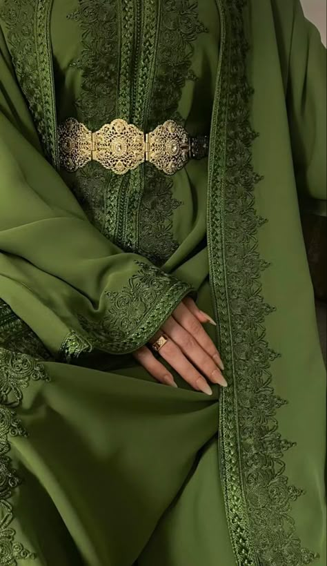 Moroccan takshita in green Moroccan Wedding Dress, Morrocan Fashion, Moroccan Kaftan Dress, Moroccan Dresses, Moroccan Bride, Arabian Dress, Arabic Dress, Moroccan Clothing, Moroccan Kaftan