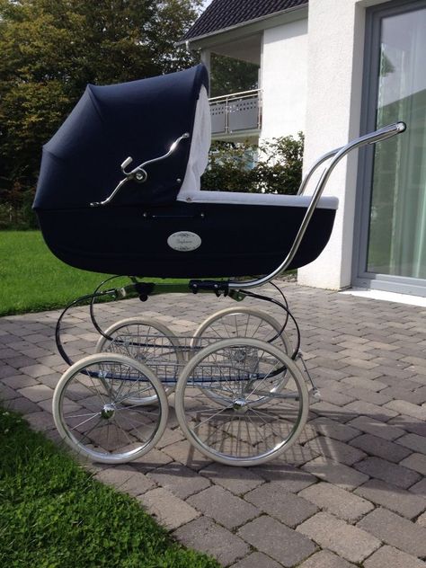 Bassinet Stroller, Vintage Pram, Baby Life Hacks, Fotografi Vintage, Baby Room Inspiration, Pram Stroller, Baby Equipment, Baby Prams, Cunas Para Bebes