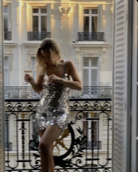 Sparkly Dress Aesthetic, Paris Aesthetic Outfit, In Paris Aesthetic, Parisian Dress, Flash Photos, Trending Clothes, Night In Paris, Glass Tables, Pinterest Photography