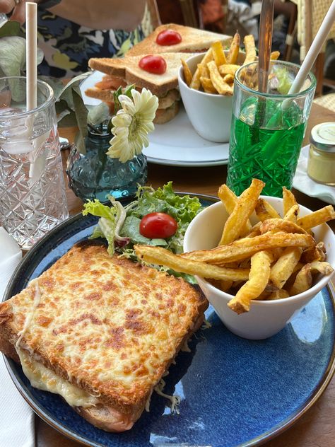 Food In France Aesthetic, Lunch In London Aesthetic, Paris Lunch Aesthetic, Lunch Out Aesthetic, Cafe Lunch Aesthetic, Restaurant Lunch Aesthetic, Food In Paris Aesthetic, French Restaurant Aesthetic Food, Lunch Restaurant Food