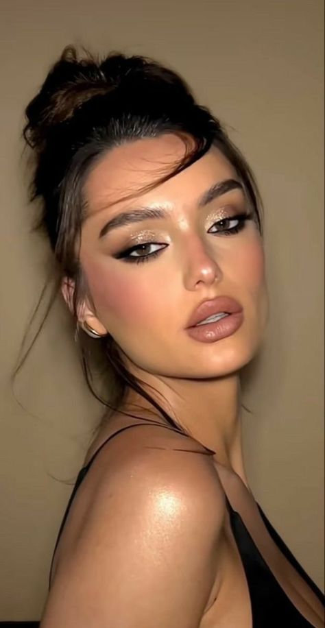 Makeup Look Night Out, Glowing Make Up Look, Makeup With Natural Lashes, Make Up For Special Events, Nighttime Eyeshadow Looks, Smokey Eye Wedding Look, Makeup Going Out Night, Shimmer Makeup For Brown Eyes, Simple Date Makeup Looks