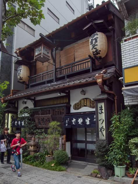 Japanese Restaurant Exterior, French Cafe Decor, Japanese Exterior, Japan Apartment, Japanese Buildings, Menue Design, Restaurant Exterior, Japanese Shop, Japanese Style House