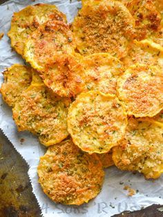 Baked Squash Recipes, Squash Chips, Parmesan Squash, Yellow Squash Recipes, Summer Squash Recipes, Crispy Garlic, Baked Squash, Yellow Squash, Veggie Side Dishes