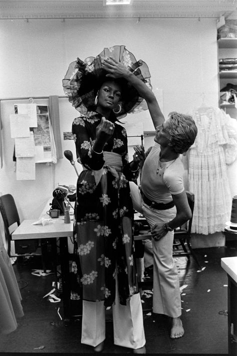 Designer Giorgio di' Sant Angelo adjusts a hat from his spring 1975 ready to wear collection on model and actress Tamara Dobson at his New York design studio.  Dobson was a muse to Sant Angelo, she is known for her role in the Black Exploitation film Cleopatra Jones. Black Exploitation, Tamara Dobson, 70s Black Women, Cleopatra Jones, Blaxploitation Film, Layered Chiffon Dress, New York Design, Belted Romper, New York Museums