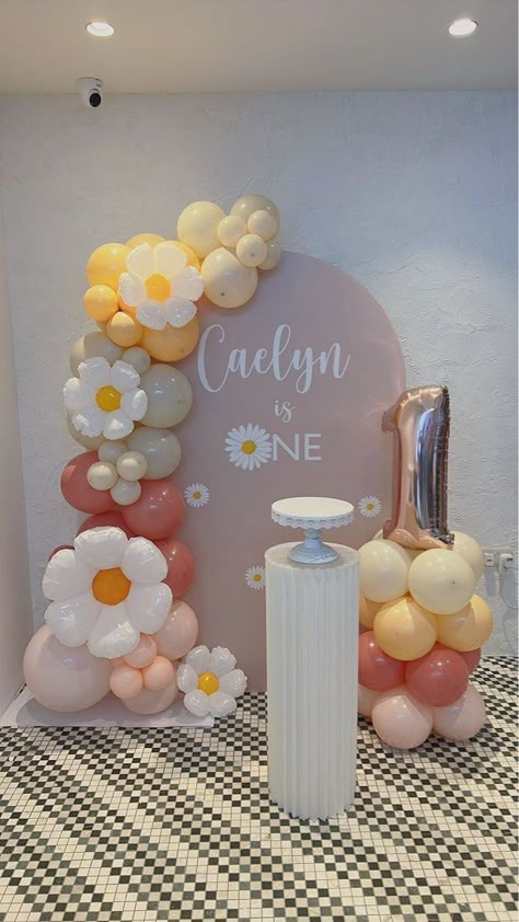 Daisy Themed Backdrop, Flower Balloons Arch, One Year Flower Birthday, Daisy Flower Theme Birthday Party, Daisy Decorations Party, 3 Arch Backdrop With Balloons, Bday Backdrop Ideas, Daisy Flower Birthday Party Ideas, Daisy Centerpiece Ideas