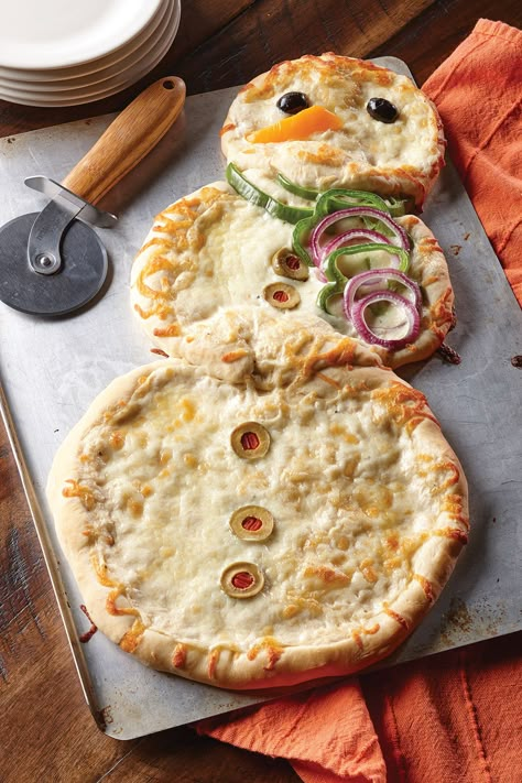 Snowman Pizza, Snowmen Ideas, Snacks Christmas, Christmas Pizza, Homemade Pizzas, Appetizers Christmas, Cheese Trays, Child Nutrition, Catering Display