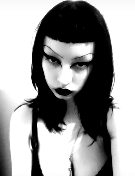 Y2k Mall Goth Makeup, Alt Eyebrow Shapes, Goth Eyebrow Shapes, No Eyebrows Aesthetic, Mall Goth Hairstyles, 90s Goth Hair, Tumblr Pfp Aesthetic, Alt Eyebrows, Gothic Eyebrows