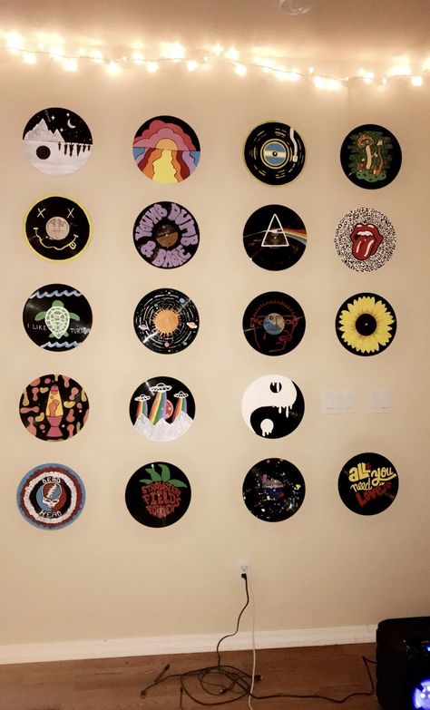 #diy #paintedvinyl #paintedrecords #records #paintedwalldecor #walldecor Cute Vinyl Record Paintings, Thing To Paint On Your Wall, Photo Wall Drawing Ideas, Vinyl Wall Art Ideas, Vinyl Disc Decoration, Room Decor Diy Paintings, Disc Ideas, Discs Painting, Walldecoration Aesthetic Diy