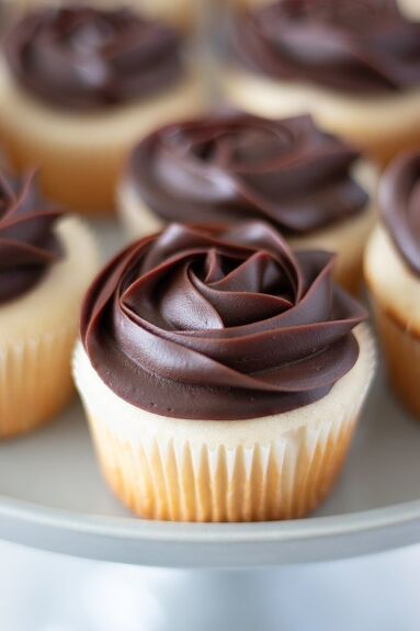 The classic Boston Cream Pie recipe in a cupcake! It’s perfectly layered with the moistest vanilla cake, pastry cream filling, and decadent chocolate ganache. Each bite is absolute heaven! Easy Boston Cream Pie, Cream Pie Cupcakes, Boston Cream Pie Recipe, Boston Cream Cupcakes, Boston Cream Pie Cupcakes, Pastry Cream Recipe, Pastry Cream Filling, Moist Vanilla Cake, Pie Cupcakes